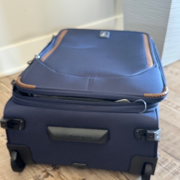 Travelpro Crew Classic Carry-On Expandable bag travel bag - Picture 9 of 10